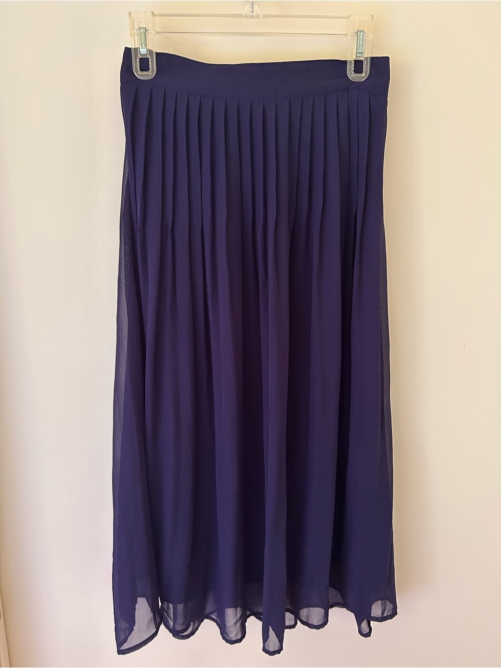 Forever 21 Pleated Chiffon Maxi Skirt
Size: XS
GUC (Small Pull)